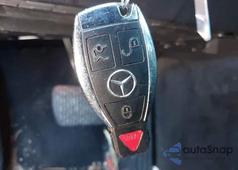 2016 Mercedes-Benz C 300 z USA, uszkodzony, nr VIN 55SWF4JB7GU168843